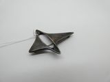 gros plan d'un objet métallique sur une surface blanche