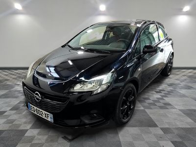 la photo d'une voiture noire garée dans un garage
