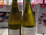 deux bouteilles de vin blanc posées sur une table