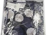 un motif à pois noirs et blancs sur fond noir