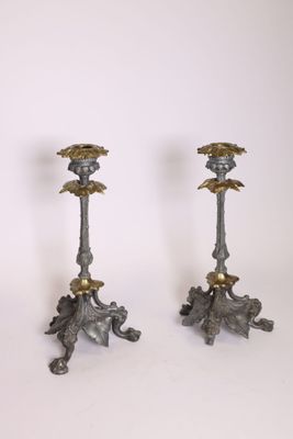 paire de bougeoirs anciens en laiton ornés de fleurs et de feuilles