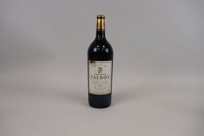 une bouteille de vin posée sur une table