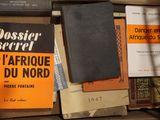 de nombreux livres qui se trouvent sur une étagère dans la pièce