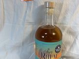 une bouteille de rhum posée sur une table