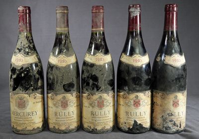 six bouteilles de vin sont alignées sur une table