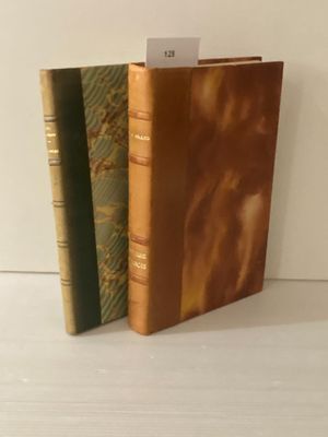 trois livres sont empilés sur une table