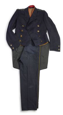 uniforme porté par un homme en uniforme militaire sur fond blanc