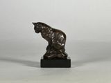 sculpture en bronze représentant un chat assis sur un socle noir
