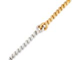 un gros plan d'un bracelet en or et en argent sur fond blanc