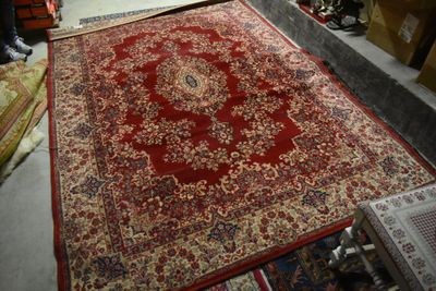 une photo d'un grand tapis oriental posé au sol