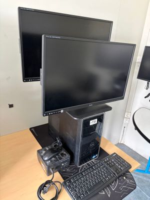 Deux écrans IIYAMA, une tour centrale DELL et un onduleur.