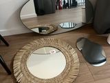 un miroir posé par terre à côté d'une enceinte