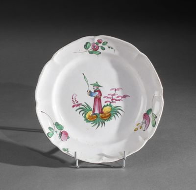 EST Assiette en faïence à décor de chinois - Photo 1
