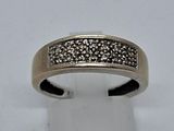un gros plan d'une bague sertie de diamants