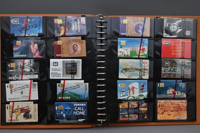une photo d'un livre sur lequel sont posés de nombreux livres différents