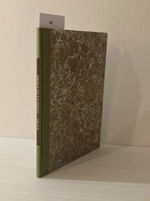 un livre posé sur une table