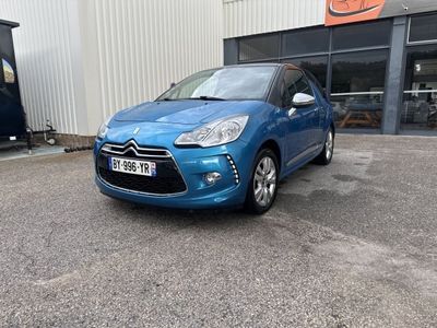 la voiture bleue est garée devant un bâtiment