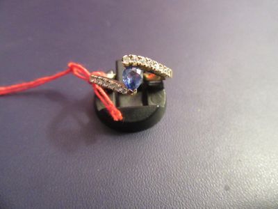 une bague posée sur un bijou