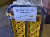 un chariot sur lequel est accrochée une pancarte, dans un entrepôt
