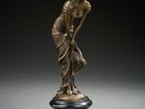 une image représentant une statue en bronze d'une femme sur un socle