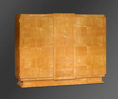 une armoire en bois de style Art déco à deux portes et tiroirs