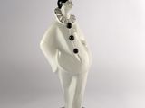 figurine représentant une femme vêtue d'une blouse blanche à col noir