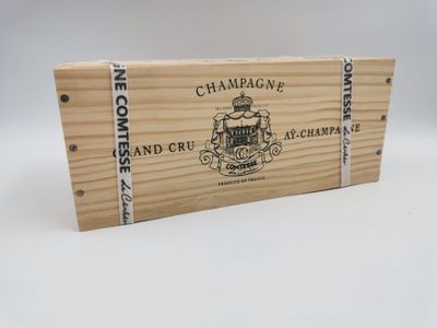 une boîte en bois avec une étiquette sur une table