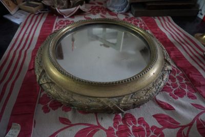 un miroir posé sur une table recouverte d'une nappe rouge et blanche