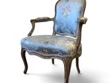 une image représentant une chaise dont l'assise est recouverte d'un tissu bleu