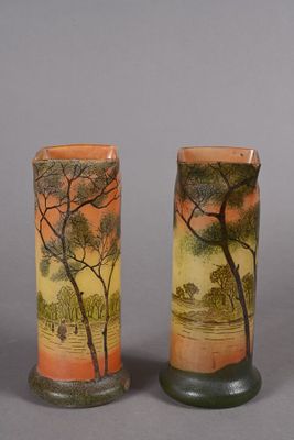 deux vases peints d'arbres