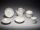 une image d'un groupe de plats, de tasses et de soucoupes en porcelaine