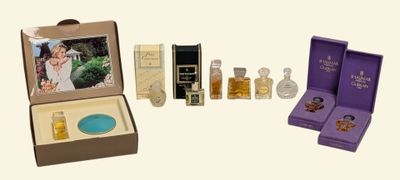 une boîte de parfums posée sur une table