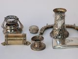 beaucoup d'objets en argent posés sur une table