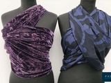 deux mannequins portant des écharpes violettes et bleues sur un présentoir