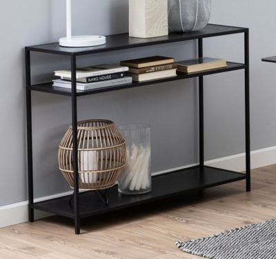 une table sur laquelle se trouvent une lampe et un vase