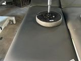 une machine posée sur une table dans une pièce
