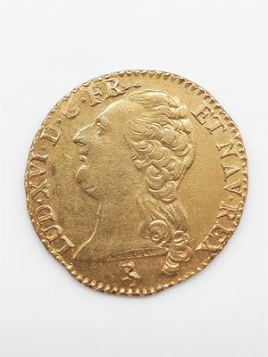gros plan d'une pièce d'or sur une surface blanche