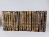 plusieurs vieux livres sont empilés sur une surface blanche