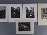 Plusieurs photos en noir et blanc sont accrochées au mur au-dessus d'un lit