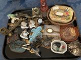 un plateau sur lequel sont disposés de nombreux objets anciens
