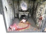 une photo d'une maison de poupées dans laquelle se trouve un animal mort