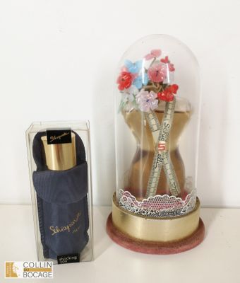 une cloche en verre contenant des fleurs, posée sur une table