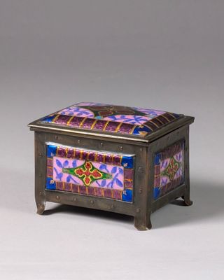 an image of a decorative box on a stand