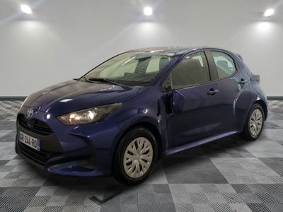 une Toyota Yaris bleue garée sur un sol à damier dans un garage