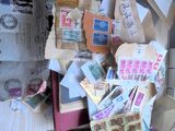 une boîte remplie de timbres posée sur une table