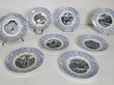 six assiettes bleues et blanches, ornées de motifs différents, posées sur une table