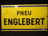 panneau jaune et noir portant l'inscription « pneu englebertt »