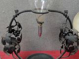 une table sur laquelle se trouvent une lampe et quelques verres