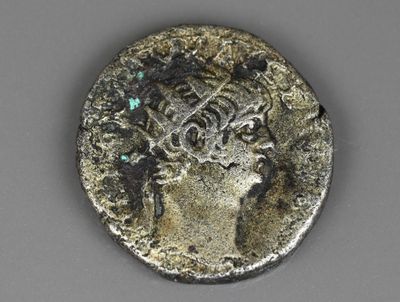 une pièce d'argent portant une tête de femme