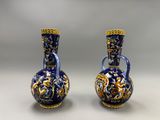 paire de vases bleus et or posés sur une table